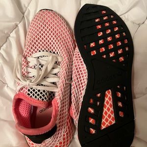 Adidas Deerupt runner shoes. Women size 6. In good condition.
